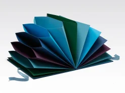 Carpeta multicolor con bordes reforzados y cierre con cinta Fabriano 35x24,5cm